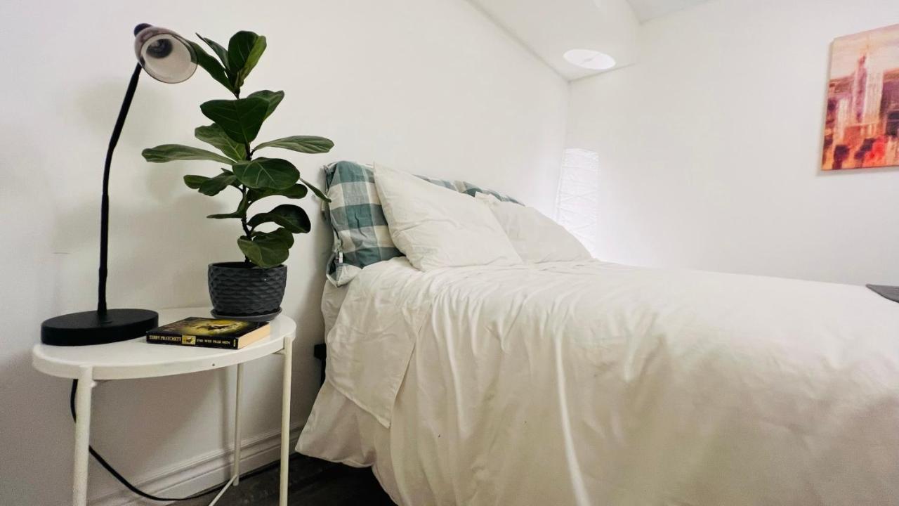 Toronto Bed & Breakfast - Free Parking Екстериор снимка