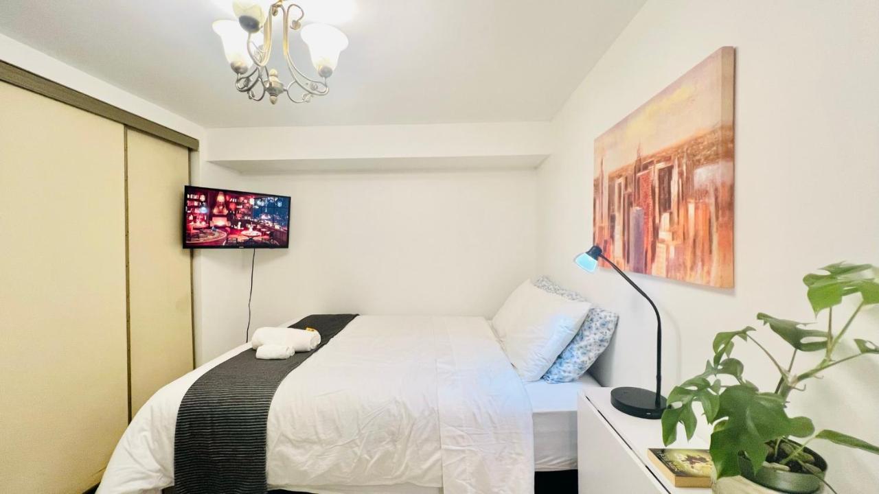 Toronto Bed & Breakfast - Free Parking Екстериор снимка
