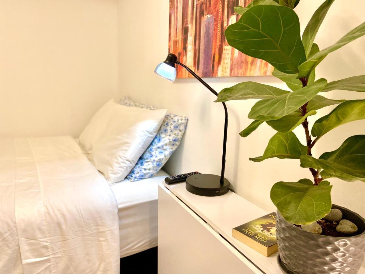 Toronto Bed & Breakfast - Free Parking Екстериор снимка