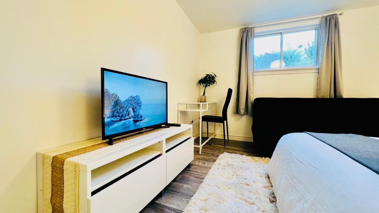 Toronto Bed & Breakfast - Free Parking Екстериор снимка