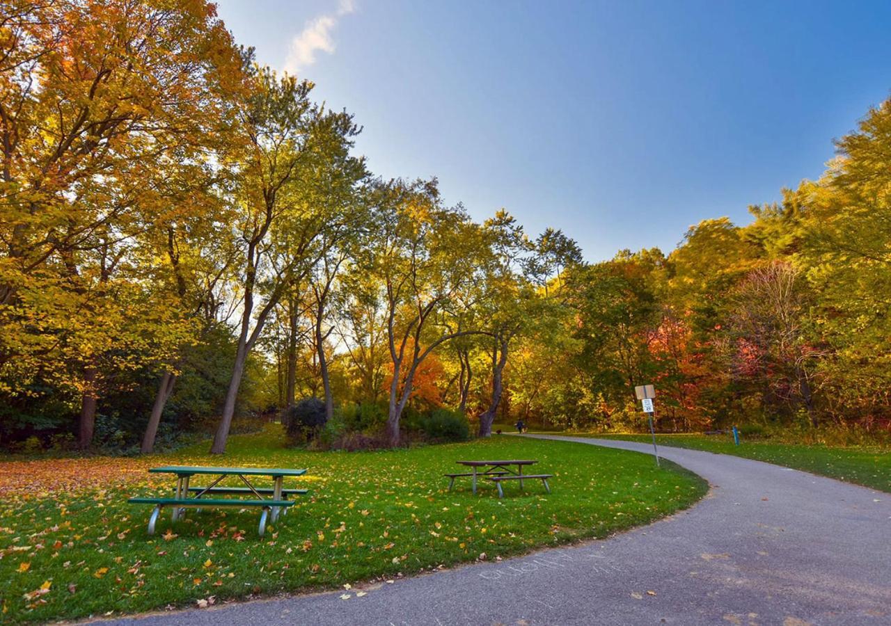 Toronto Bed & Breakfast - Free Parking Екстериор снимка