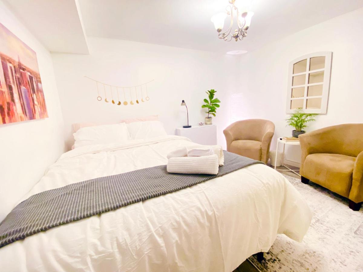 Toronto Bed & Breakfast - Free Parking Екстериор снимка